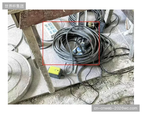 杂乱临时布线堆砌出极大现场操作安全隐患